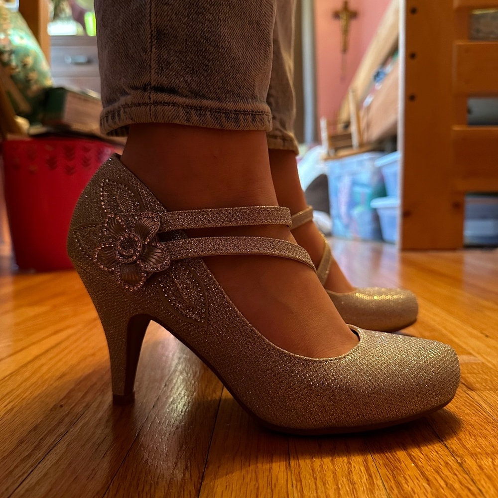 dream pairs/sparkly silver heels with flower strap